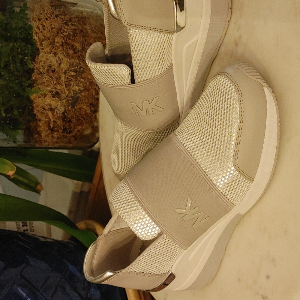 Women's platform sneakers